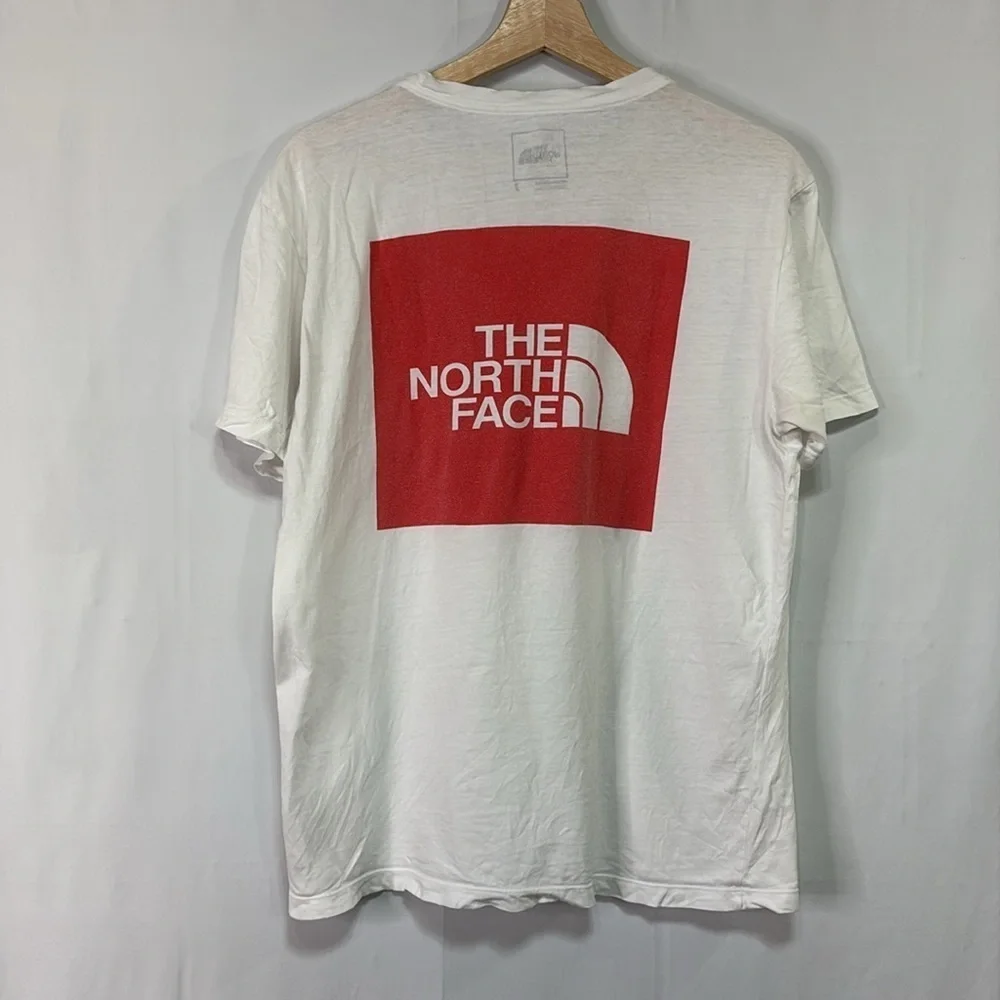 🍡 the north face white T-shirt with red black logo well worn
